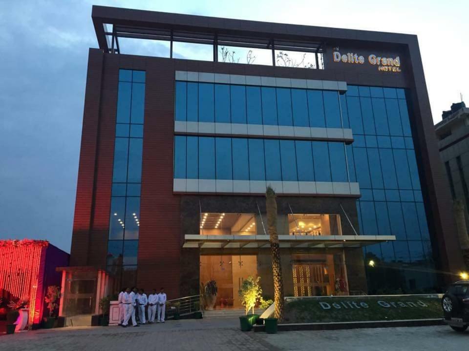 โฮเต็ล ดีไลต์ แกรนด์ Hotel ฟารีดาบัด ภายนอก รูปภาพ